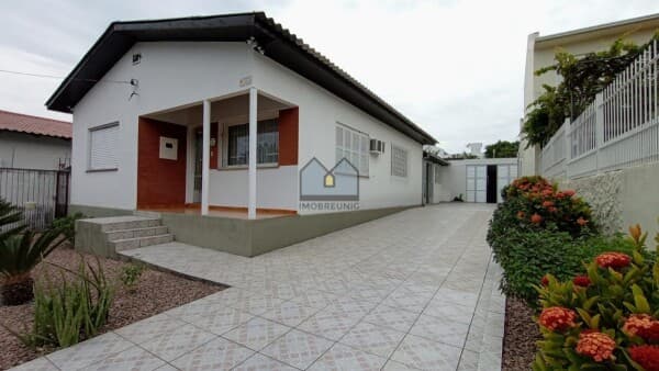 Casa Residencial/Comercial no Bairro Goiás com amplo terreno