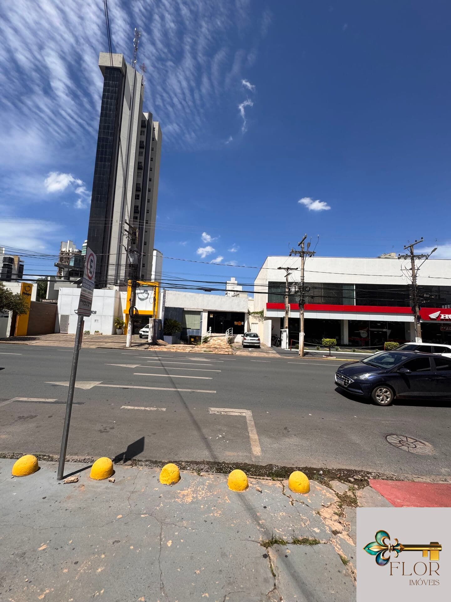 Aluguel de ponto comercial na Avenida Isaac Póvoas, em Cuiabá – 690m² construídos