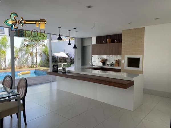 Casa para locação no Condomínio Florais dos Lagos/Cuiabá com vista para o lago, 5 suítes e amplo terreno