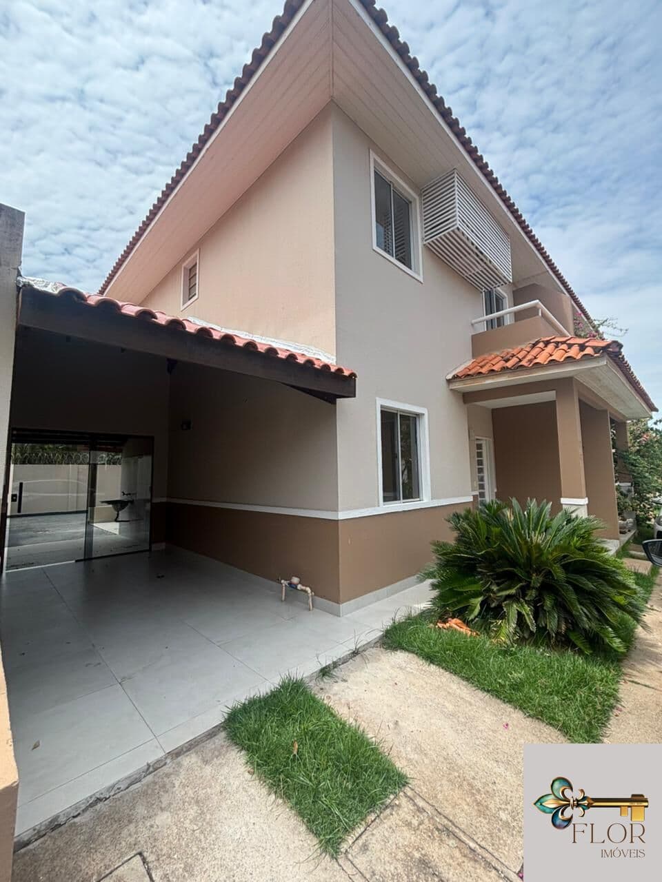 Sobrado para locação no Condomínio Villa di Capri em Cuiabá com 135m² – 3 quartos e ambientes integrados
