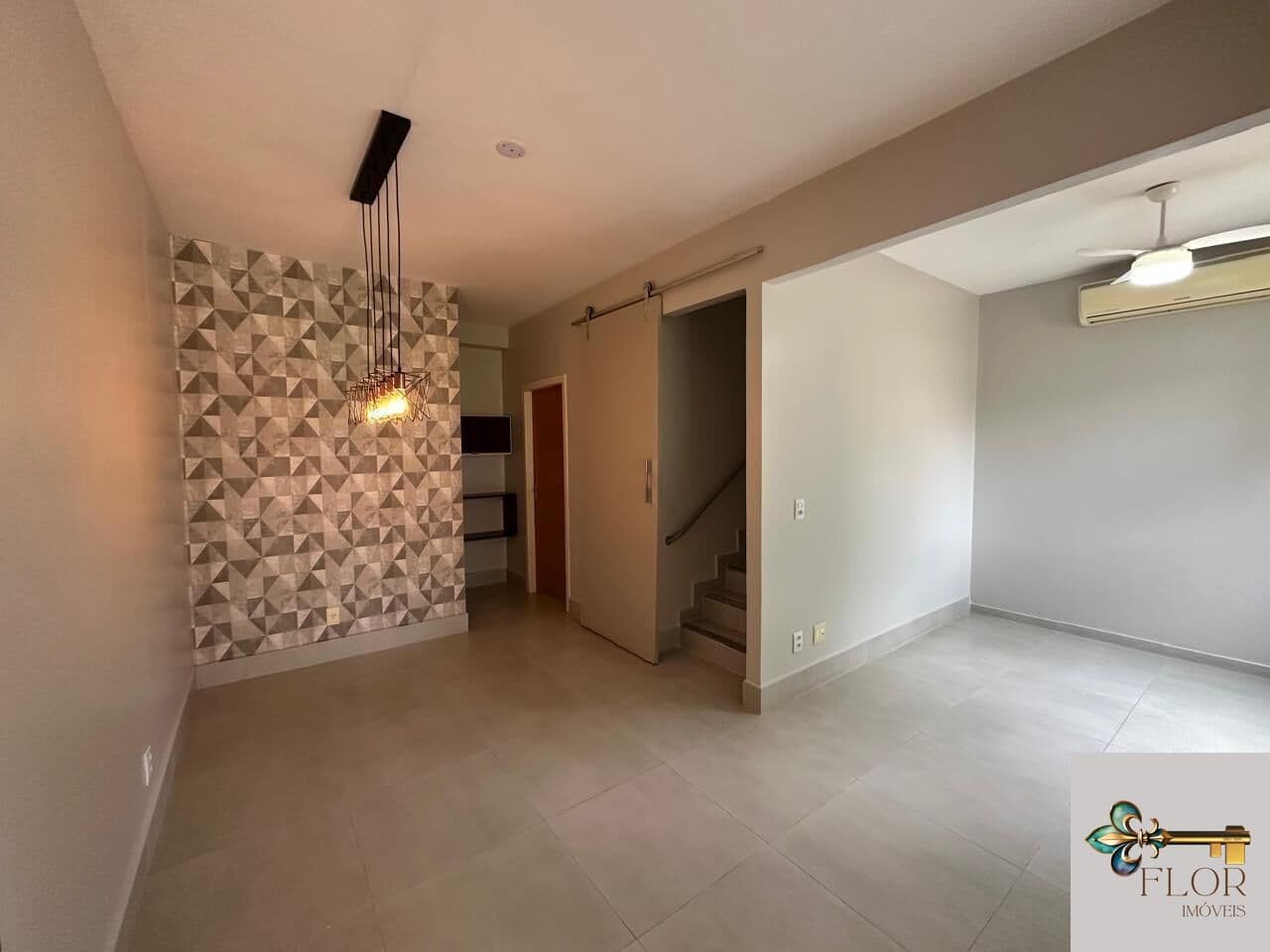 Sobrado à venda no Condomínio Villa di Capri em Cuiabá com 2 suítes e quintal com churrasqueira