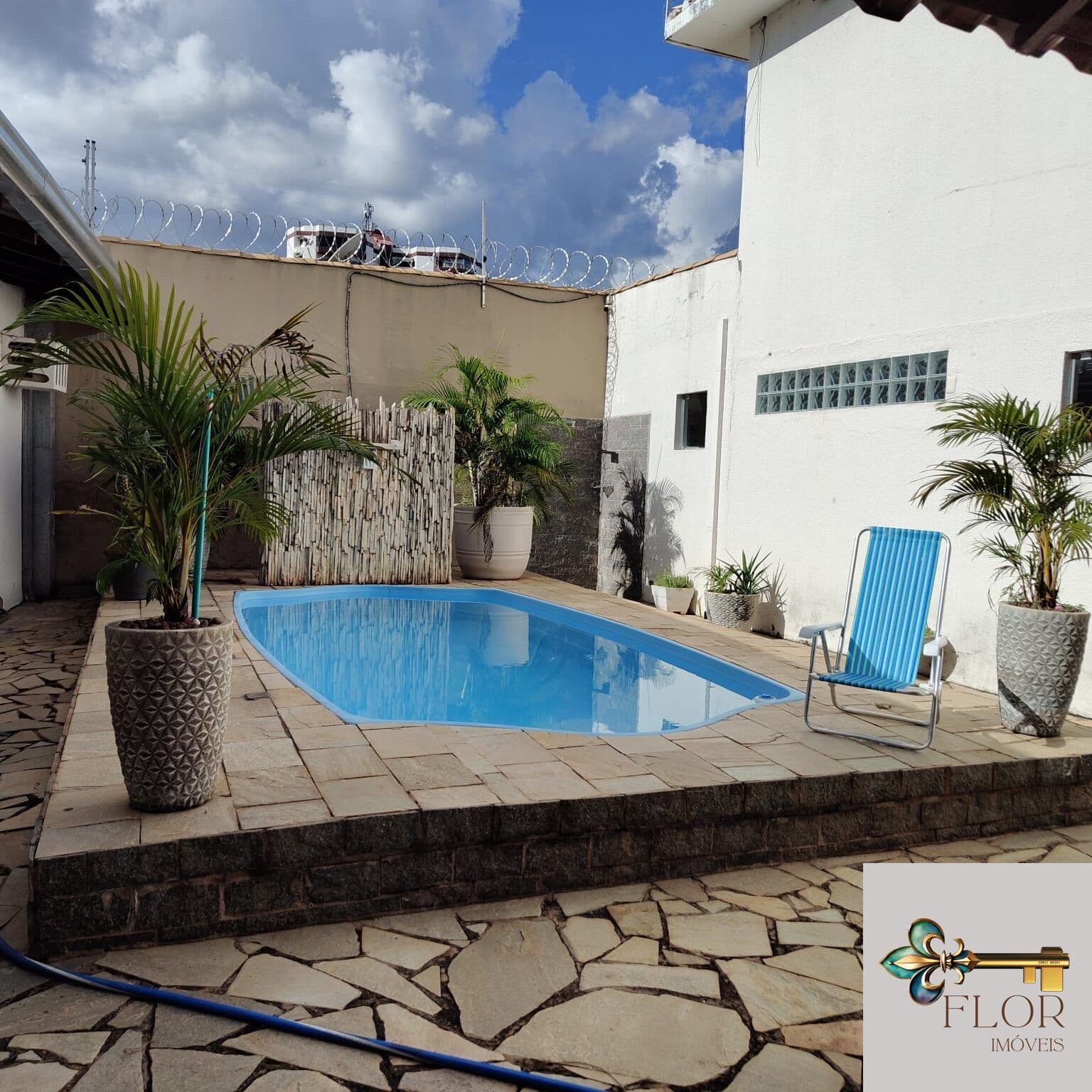 Sobrado de 346 m² com Piscina Aquecida, Edícula e 4 Quartos à Venda