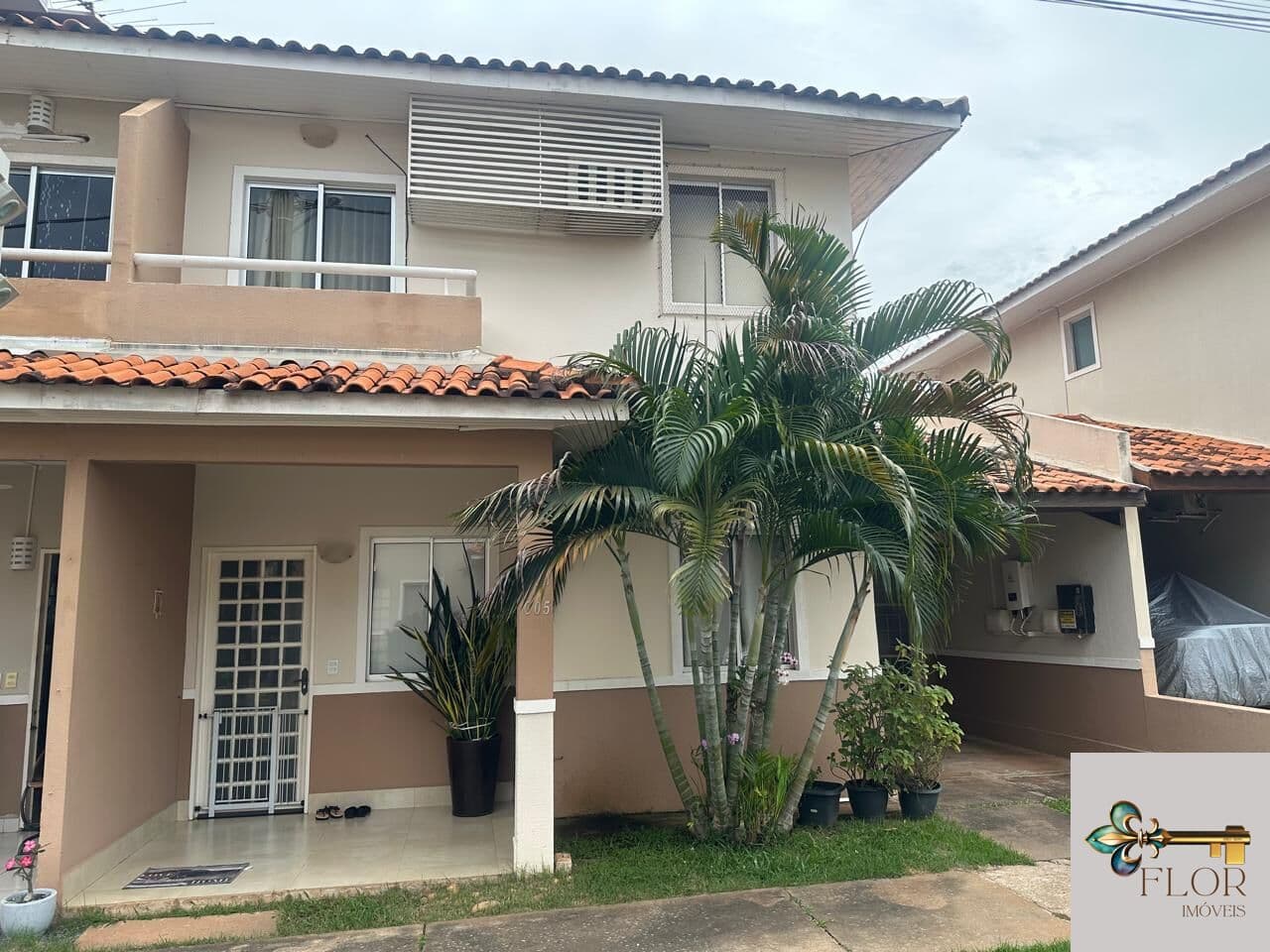 Casa à venda no Condomínio Villa di Capri em Cuiabá com 135m² – 3 quartos, escritório e energia solar