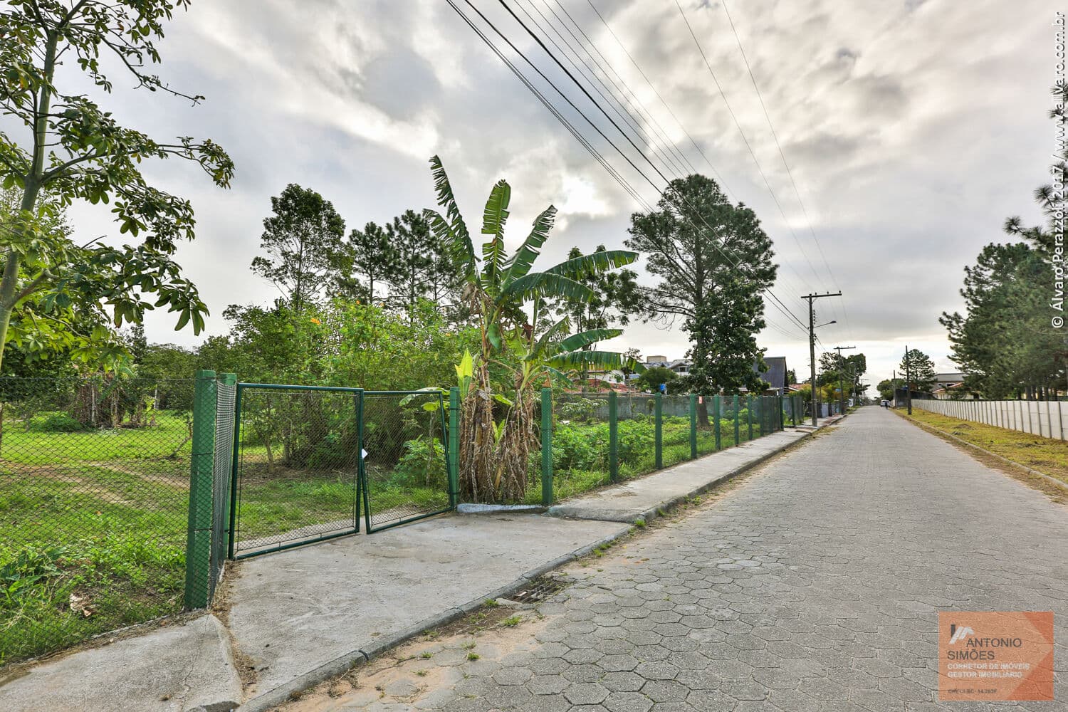 Área a venda com 4.100m2 no coração do bairro Campeche.