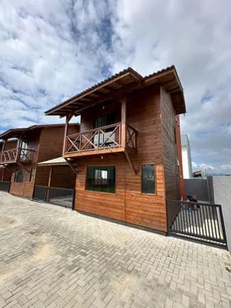 Casa com dois dormitórios e próximo a praia do Campeche.