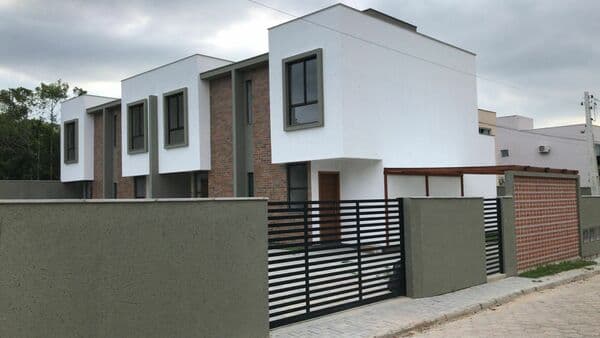 Casa geminada 2 dormitórios - Contrato anual - Rio Tavares.