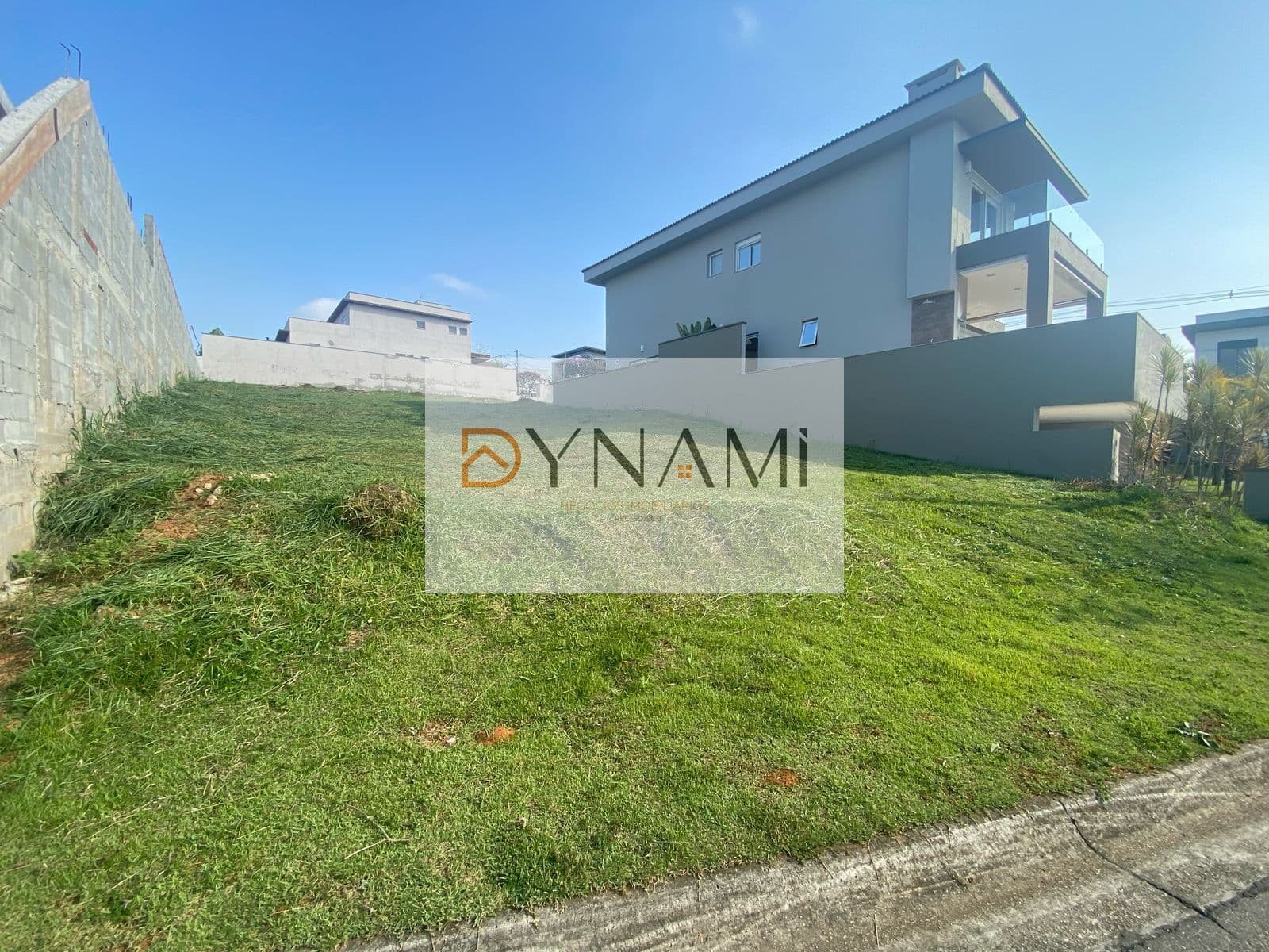 Maravilhoso terreno de 344m² no condomínio Granja Anita