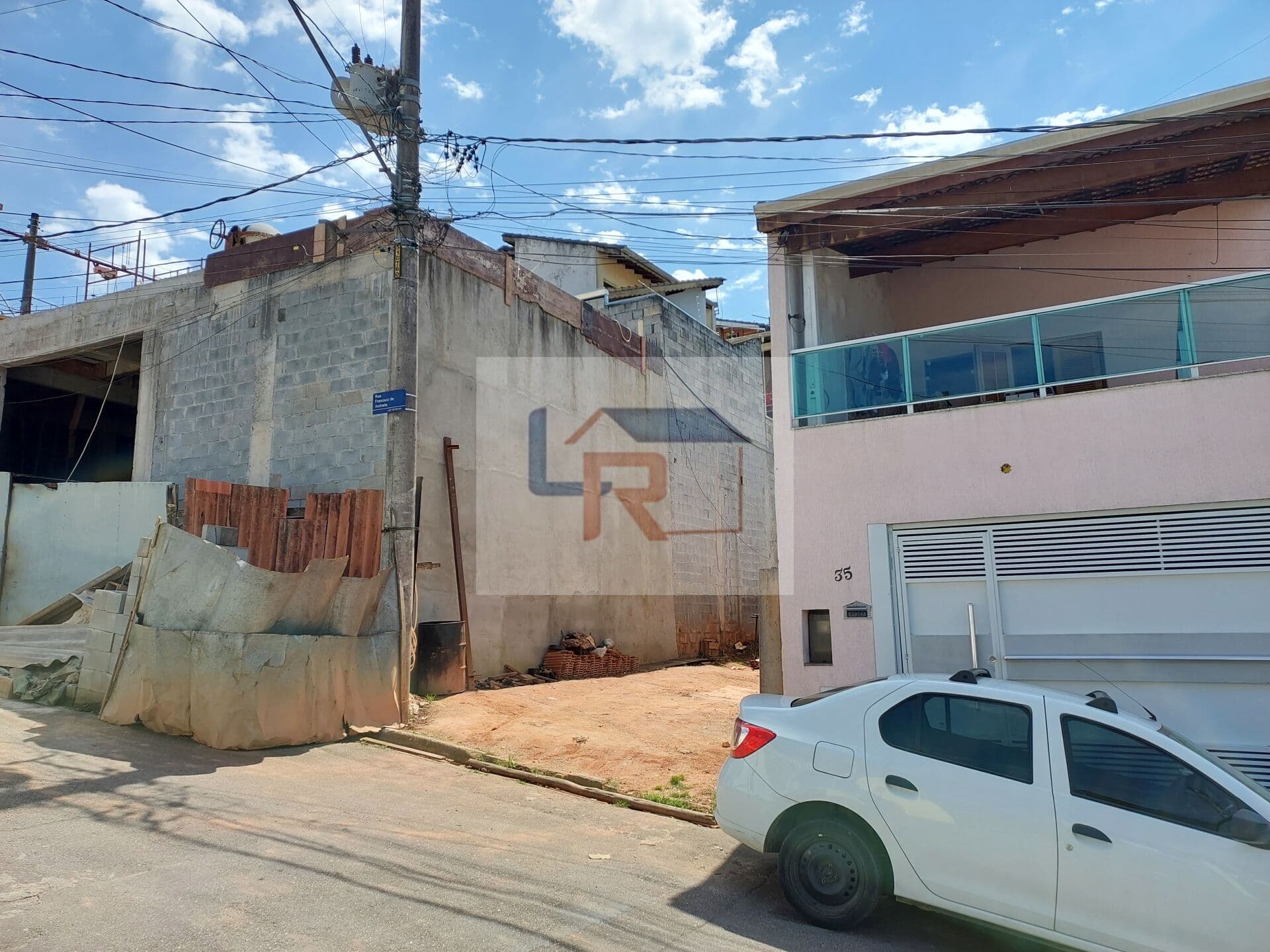 Terreno plano com 125m² em rua privativa ao lado de comércios e ponto de ônibus