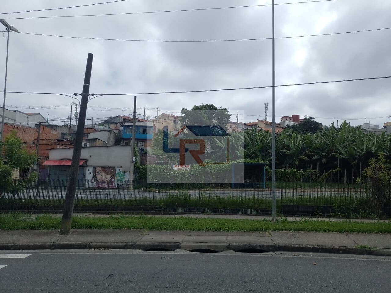 Terreno plano de 12m x 59m com frente para duas ruas