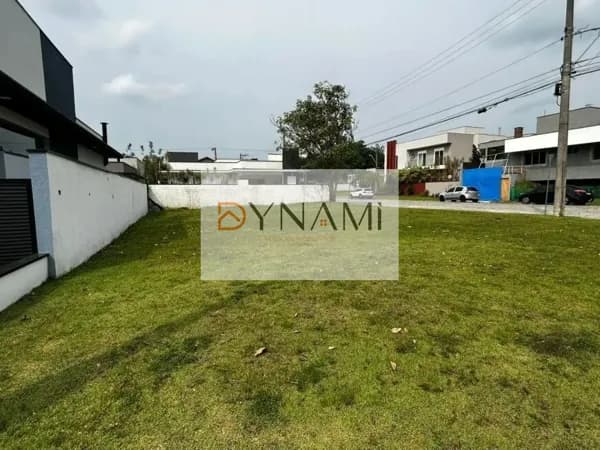Lote de esquina plano com 360m² no condomínio Veredas