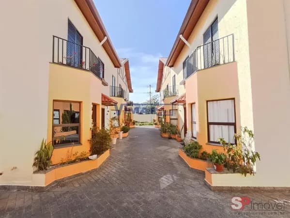 Casa em Condomínio Fechado com 3 quartos ( 1 suiote), 3 wcs, 3 vagas de garagem cobertas, 2 salas, coz. as.