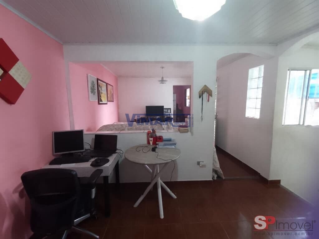 casa situada a 850 mts do Metrô Parada Inglesa, travessa com apenas 3 casas, 2 Dormitórios, 1 wc, 01 vaga de garagem coberta, sala, coz, wc.a.s.