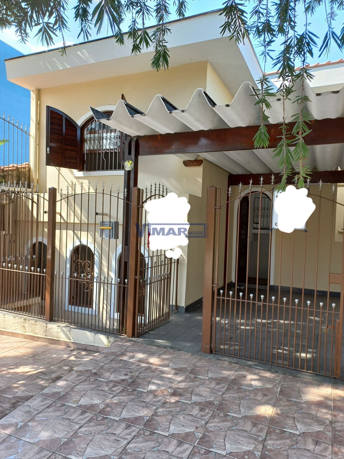 Casa Sobrado residencial ou comercial, com 3 dormitórios, ( 2 suites), 3 wcs, Garagem coberta para 1 auto e 1 moto, sala, cozinha, a.s.