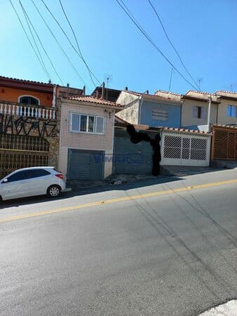 Casa Térrea, em ótima localização, com 3 dormitórios, 1 wc, 02 vagas de garagem cobertas e individuais, sala, cozinha, a.s.