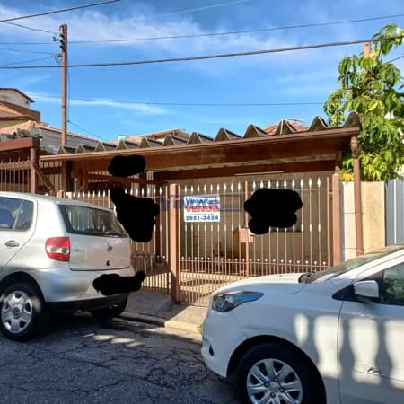 Casa Térrea em excelente localização, com 2 dormitórios, 1 wc, 2 vagas de garagem, sala, cozinha, as.