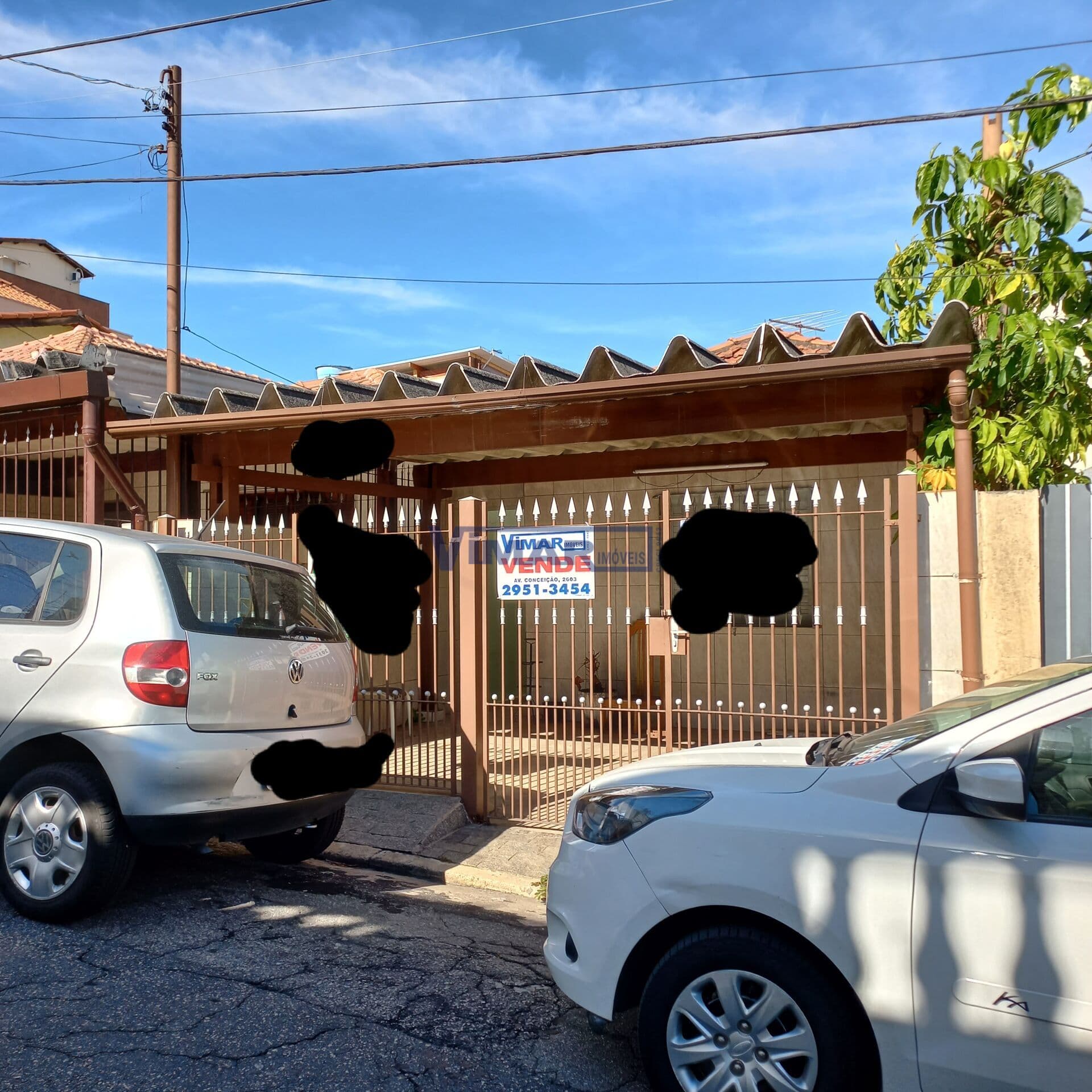 Casa Térrea em excelente localização, com 2 dormitórios, 1 wc, 2 vagas de garagem, sala, cozinha, as.