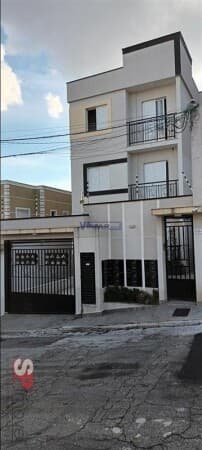 Casa em Condomíniono térreo, com 2 dormitórios, 1 wc, 1 vaga de garagem coberta, sala, cozinha, a.s.