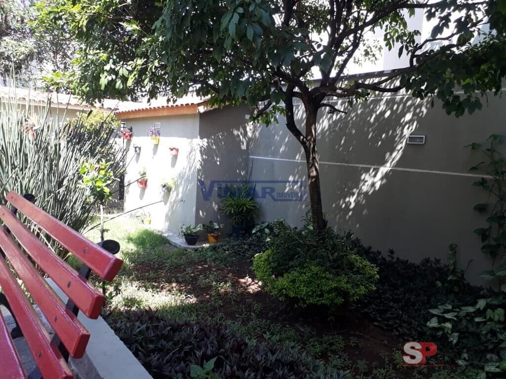 Casa em Condomínio Fechado na Vila Gustavo, com 2 dormitórios, 2 suites ( 3 wcs), sala de estar e tv, cozinha e a.s. 4 minutos do Metrô.