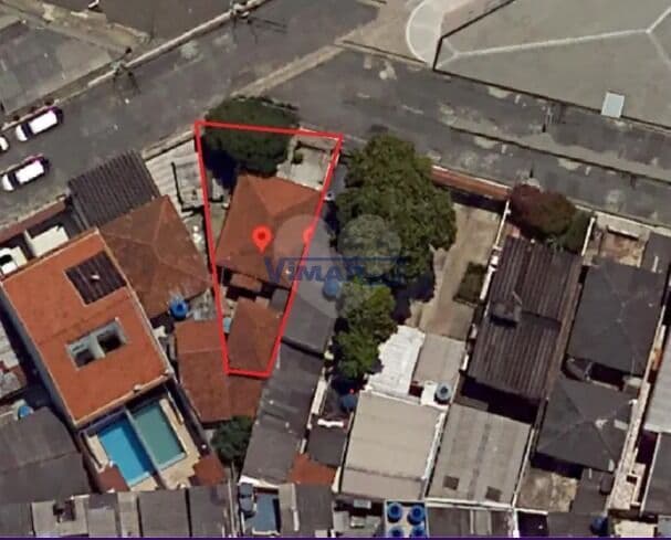 Casa Térrea em excelente localização. 2 casas: 2 dormitórios, cada casa,1 sala, 1 cozinha, 1 wc, a.s. cada casa.