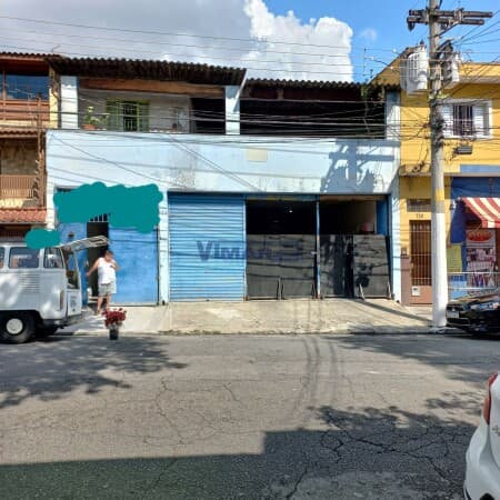 Casa Térrea com 4 dormitórios , 3 wcs, 2 vagas cobertas, 2 salas, 2 cozinhas, 2 a.s. ( São 2 casas e 1 salão