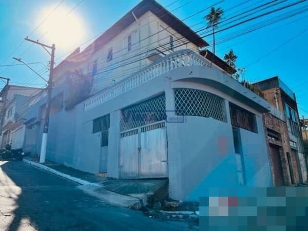 Casa Sobrado com 234,00 m2 de area construída, com 3 dormitórios ( 3 suites), 5 wcs, 2 vagas de garagem cobertas, salka, cozinha amplas, a.s.