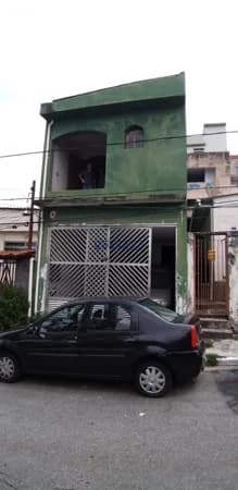 Casa Sobradofica a 50 metros da R. Itamonte, rua plana. São 2 dormitórios, 2 wc, 2 vagas de garagem, sala, cozinha, as.s, 2 vagas de garagem cobertas, sala, cozinha, sacada, a.s.