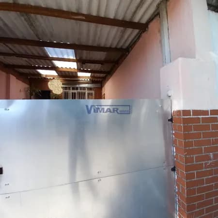 Casa Térrea com terreno de 100,00 m2( 5x20 ), 1 dorm. 2 vagas cobertas, 1 wc, sala, coz.as.