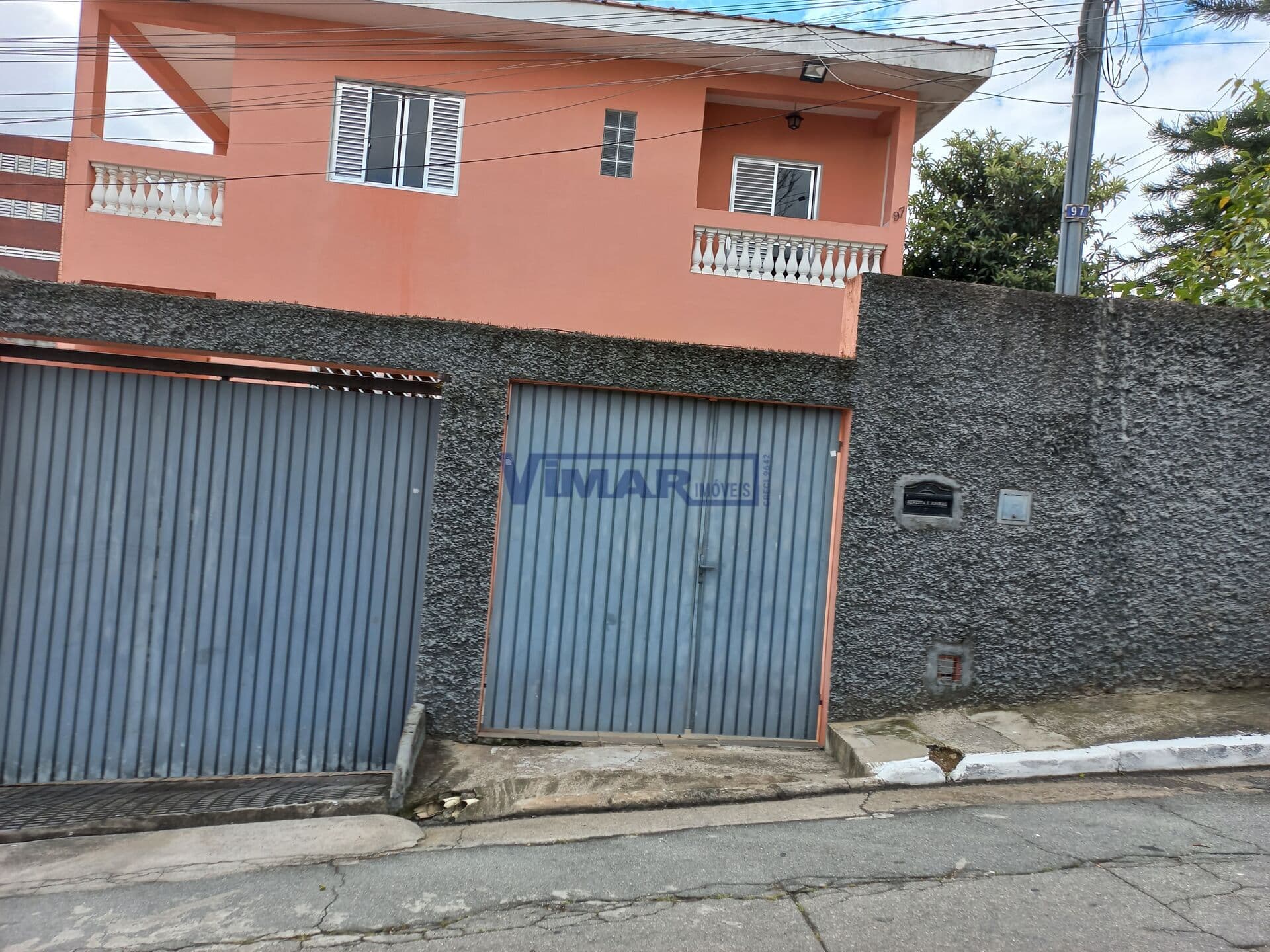 Sobrado de Esquina com 4 Dormitórios e 7 Vagas – Próximo à Av. Boschetti