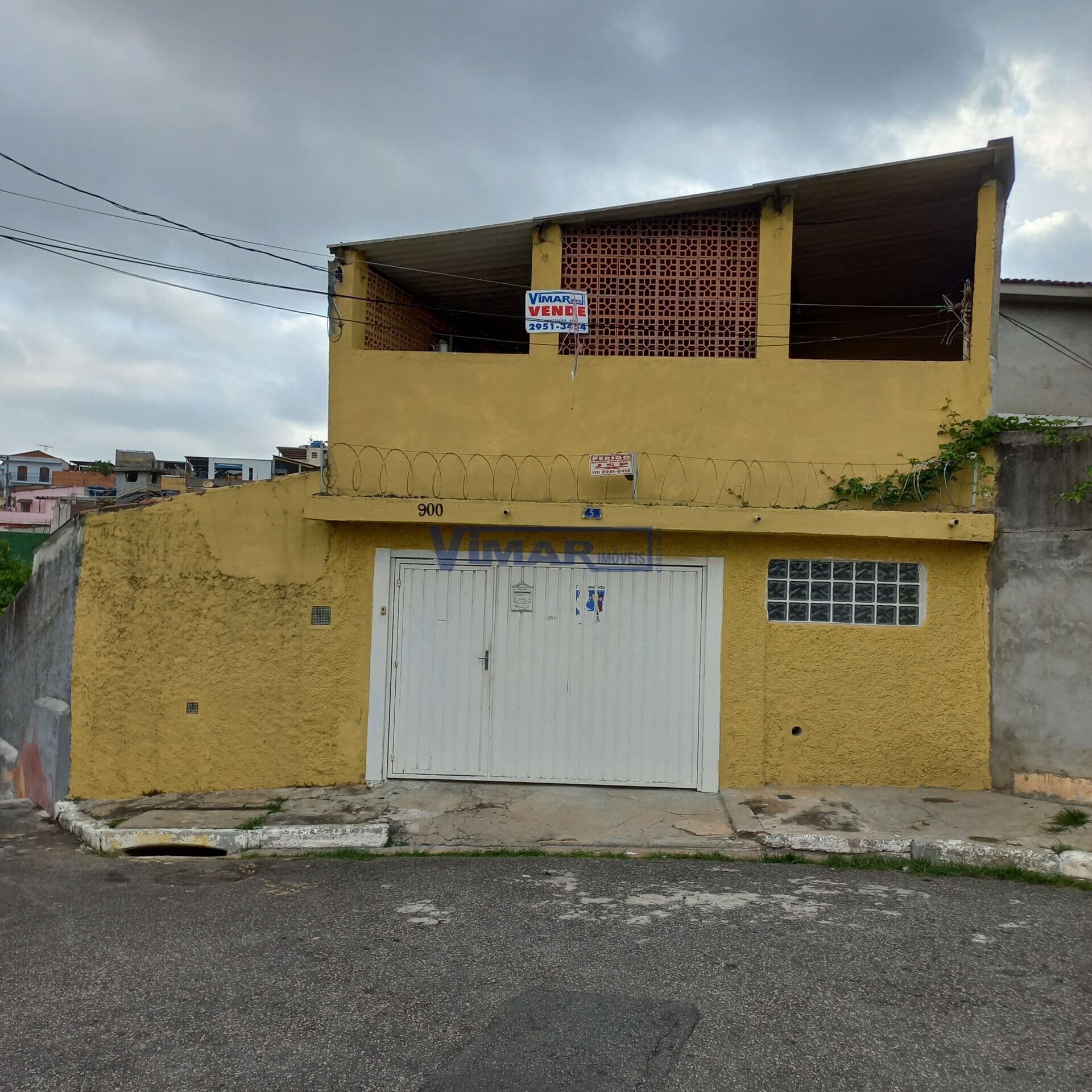 Casa Térreas, com m2 dormitórios, 3 wcs, garagem para 6 carros ( 2 cobertas), 3 salas, 2 cozinhas, a.s.
