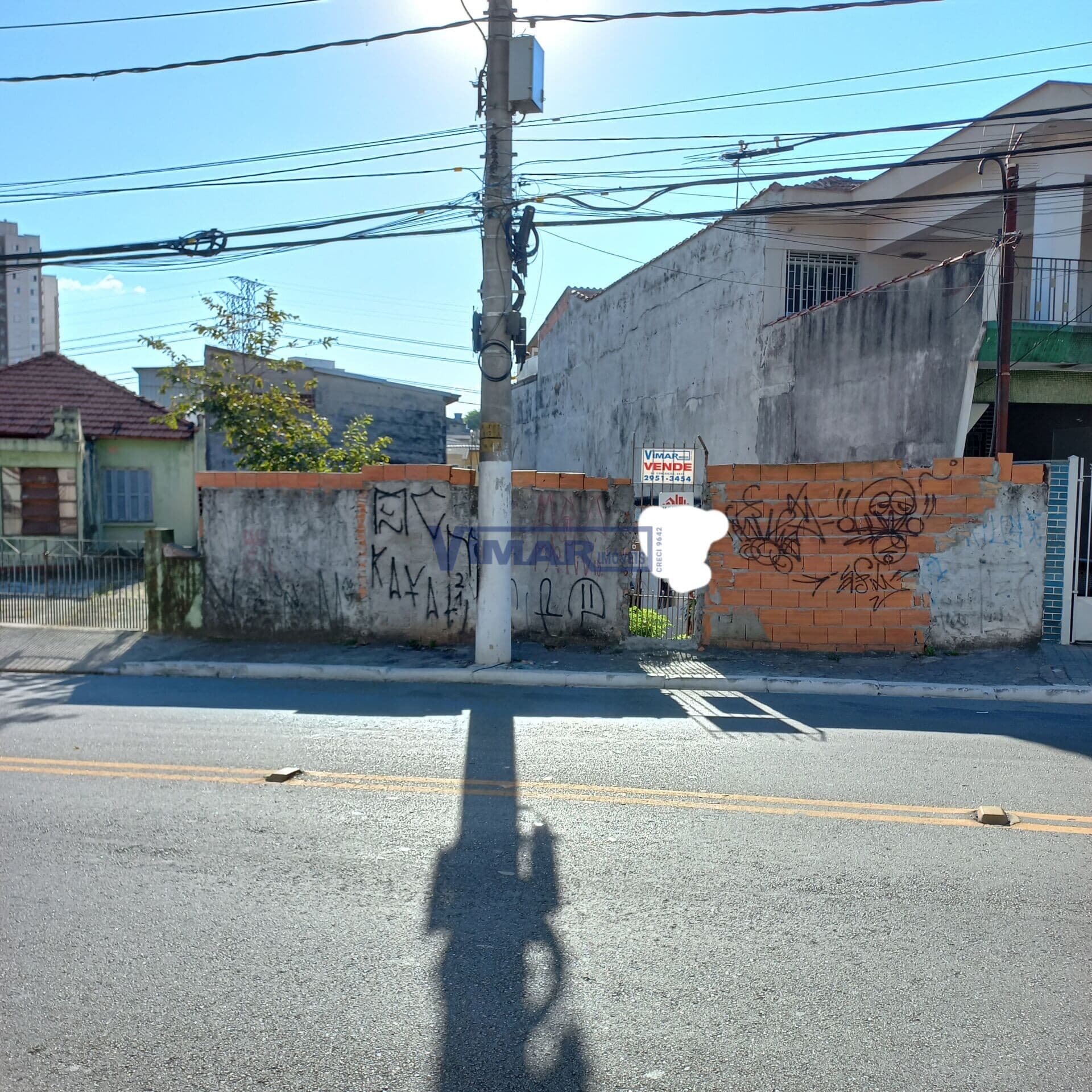 Terreno com 242,00 m2 (10 x 24,20), com pré-projeto (estudo) para 12 apartamentos.
