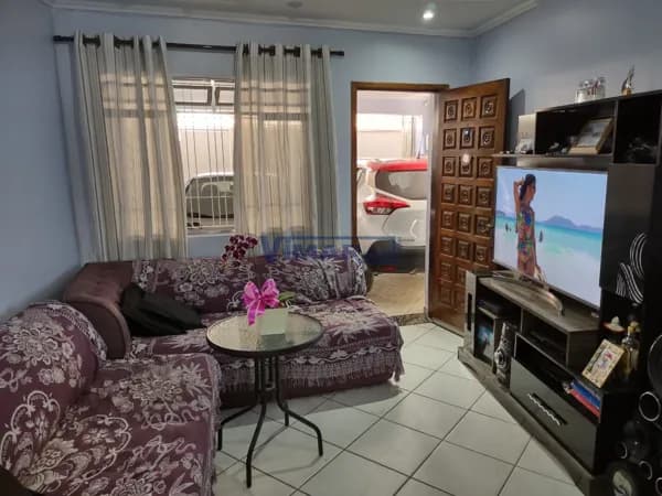 Casa Sobrado reformado, com 2 dorms( 1 suite), 2 wcs, 2 vagas cobertas, sala, coz.as.