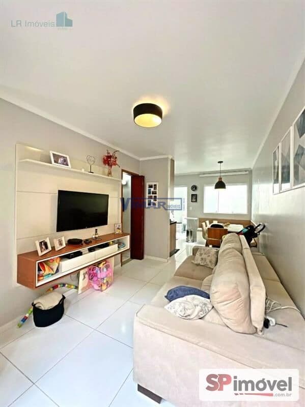 Casa em Condomínio com 2 dorms ( 2 suites), 3 wcs, 1 vaga, 2 salas, cozinha, as.