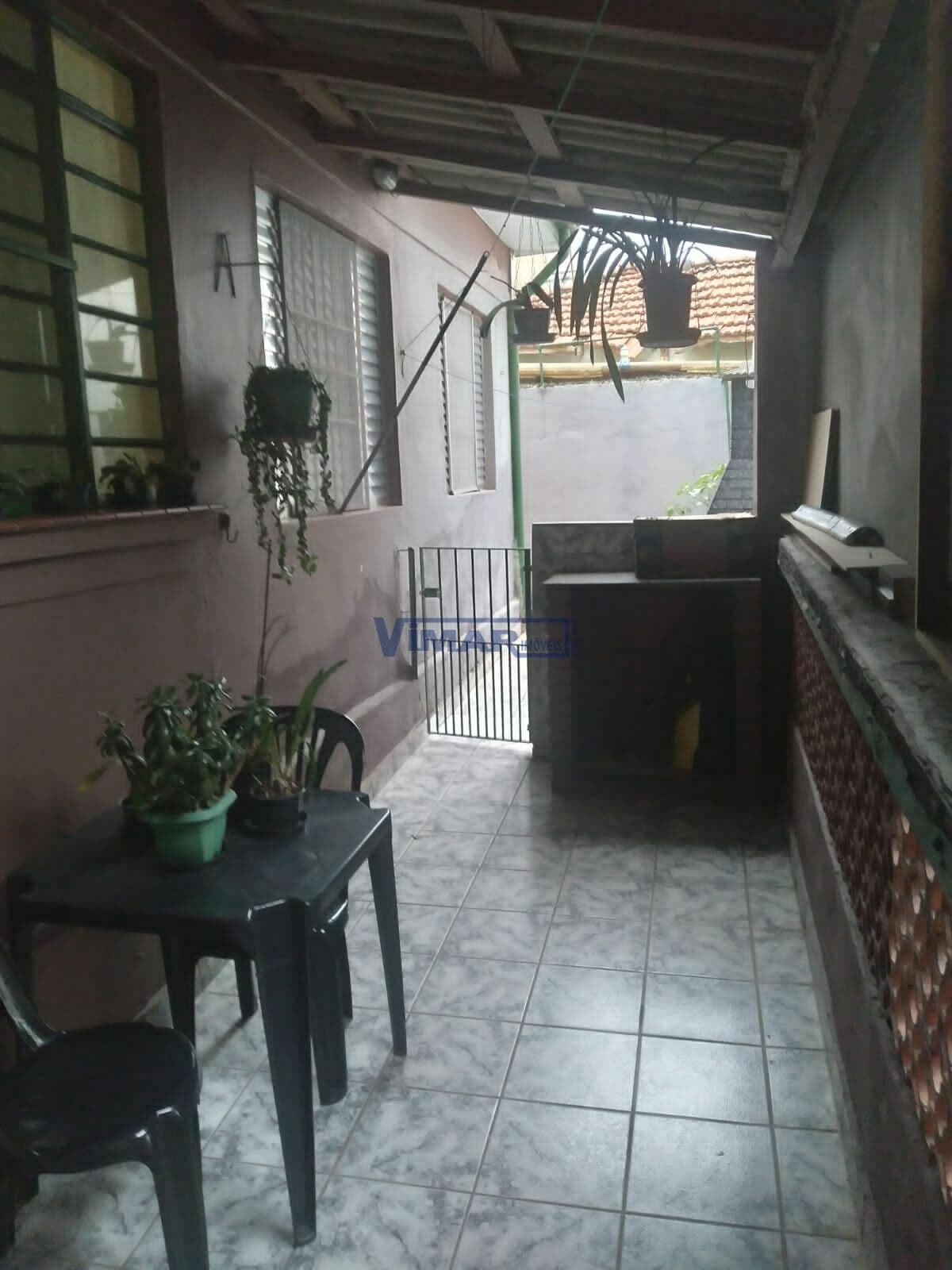 Casa Térrea de fundos com 2 quartos - NÃO TEM GARAGEM