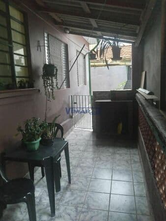Casa Térrea de fundos com 2 quartos - NÃO TEM GARAGEM
