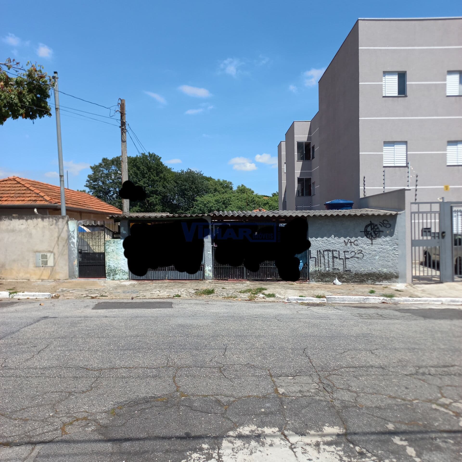 Terreno Lote com 300,00 m2 ( 10,00 m X 30,00 m), em ótimo local, contendo em seu interior várias casas antigas.