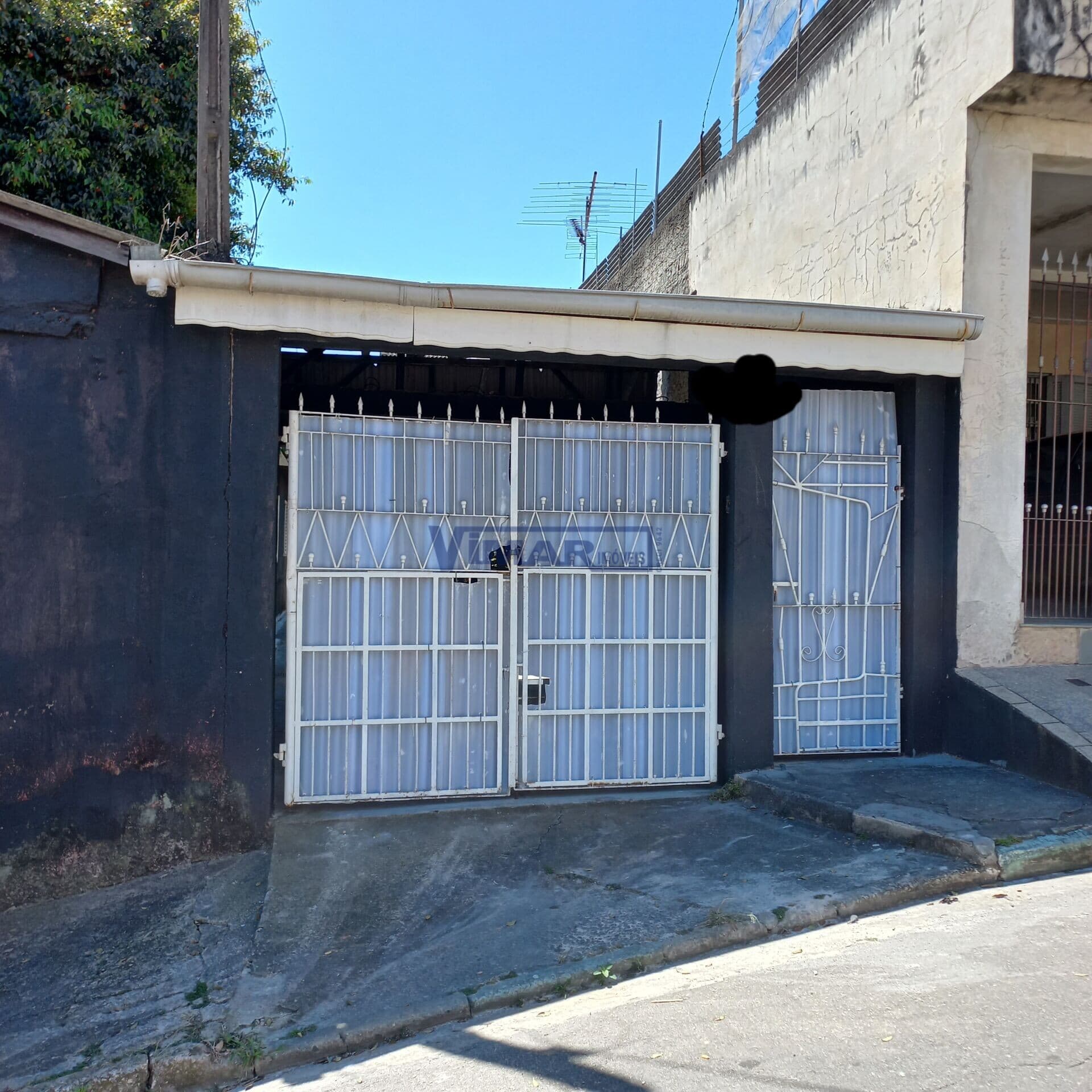 Casa Térrea com 2 dormitórios, 1 wc, 3 vagas de garagem, sala, cozinha, a.s.