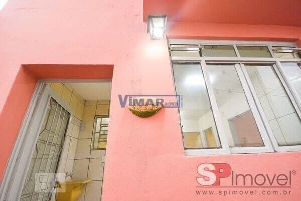 Casa Térrea, são 2 casas para rendas.1a. casa: 2 suites, sala, cozinha, A.S; 2a. Casa: 1 suite, cozinha, a.s., há possibilidade de constriuir mais 1 cômodo e cozinha. sem garagem, casa de fundos.