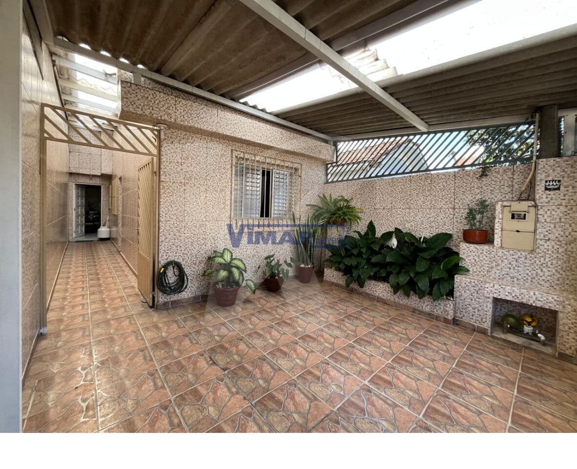 Casa Térrea Arejada com Terraço – Ótima Localização!