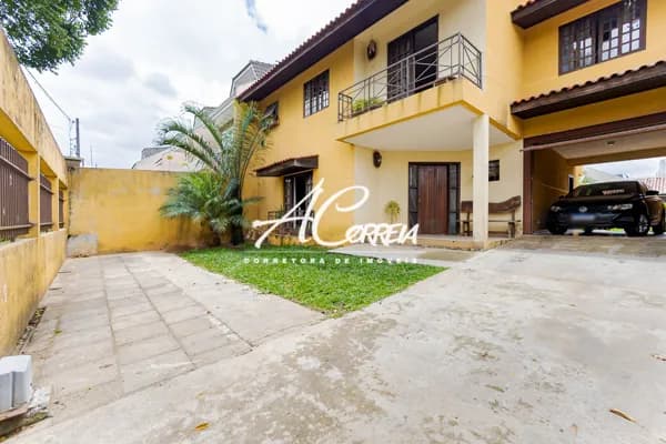 Casa com Amplo terreno nos fundos Santa Felicidade -Curitiba /PR