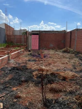 Terreno À Venda no Cesário Lange - SP (vago e em construção)