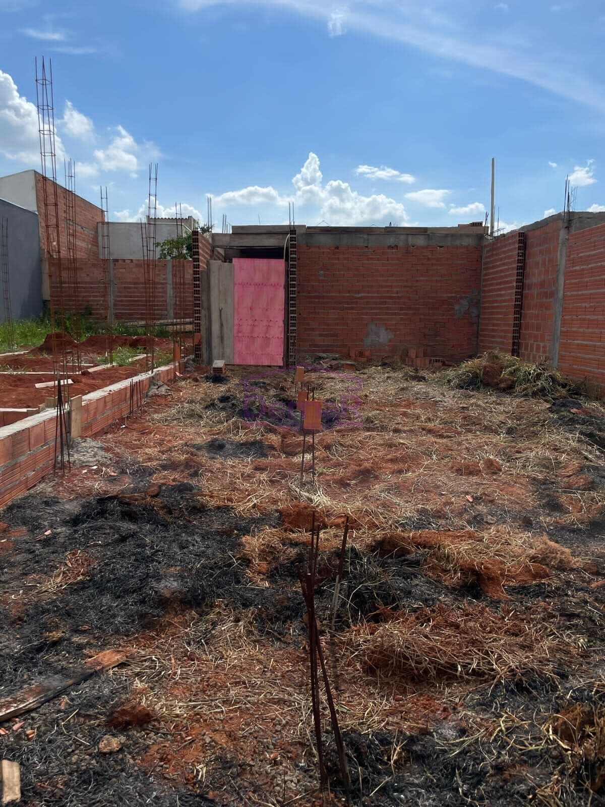 Terreno À Venda no Cesário Lange - SP (vago e em construção)