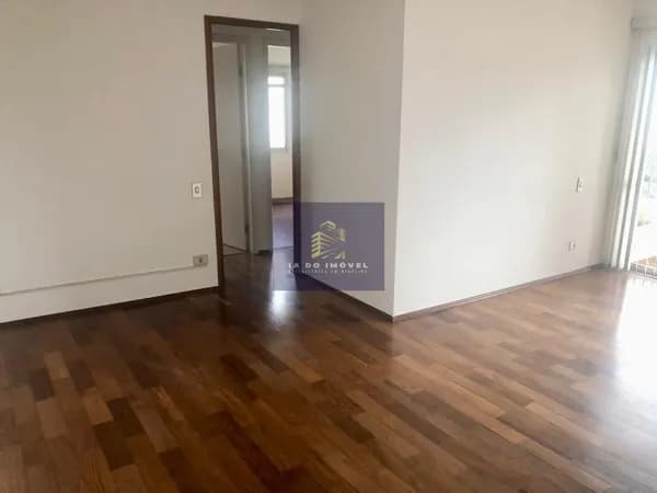 Apartamento 2 quartos, varanda e vaga em Moema