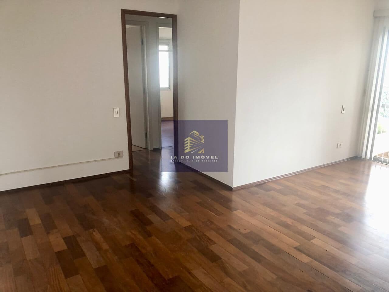 Apartamento 2 quartos, varanda e vaga em Moema