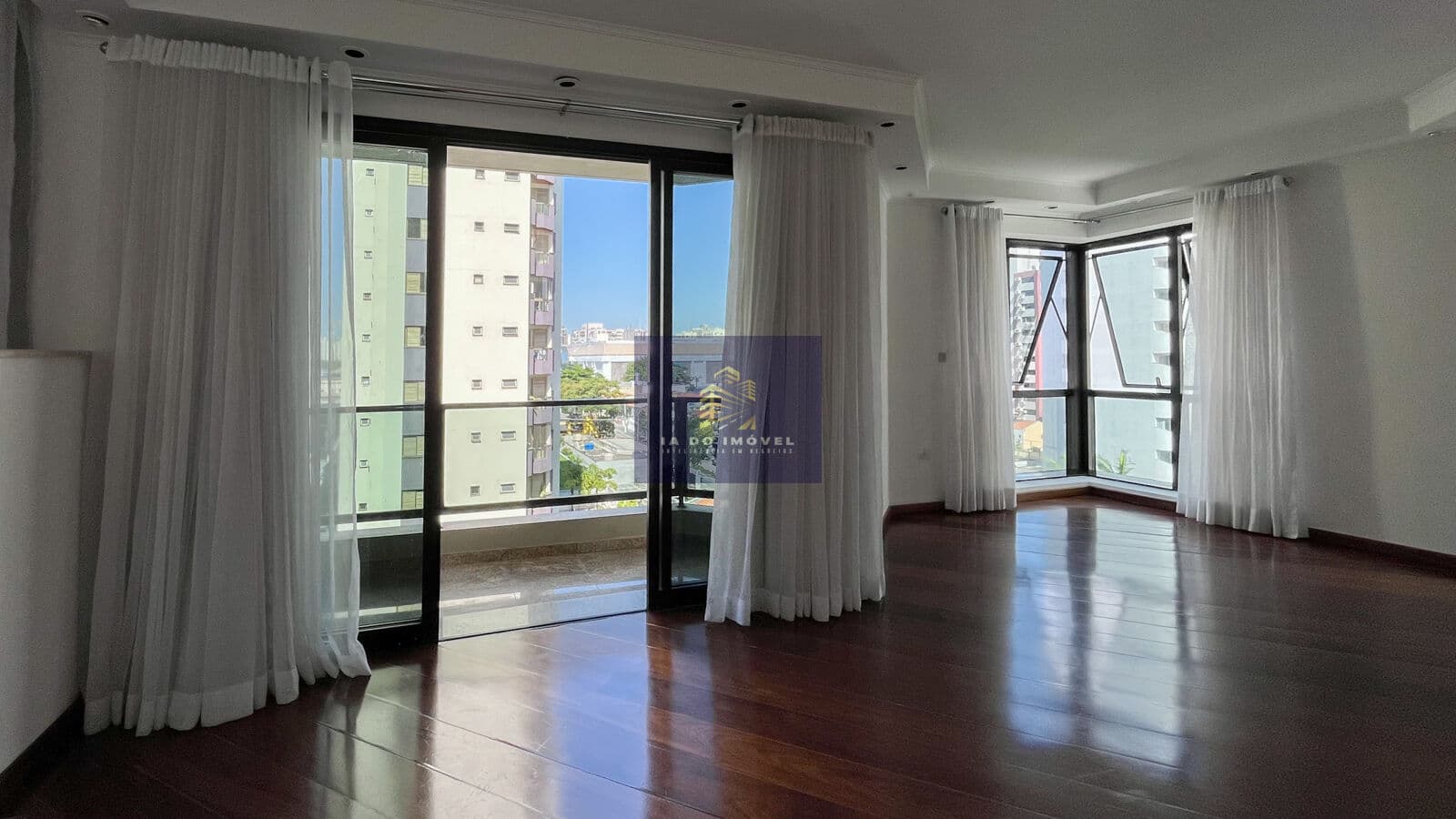 Amplo Apartamento, Á Venda, no Coração de Moema.