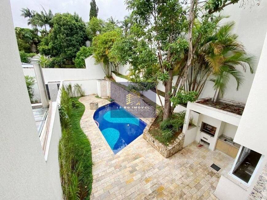 Casa em Condomínio, em Excelente Localização.