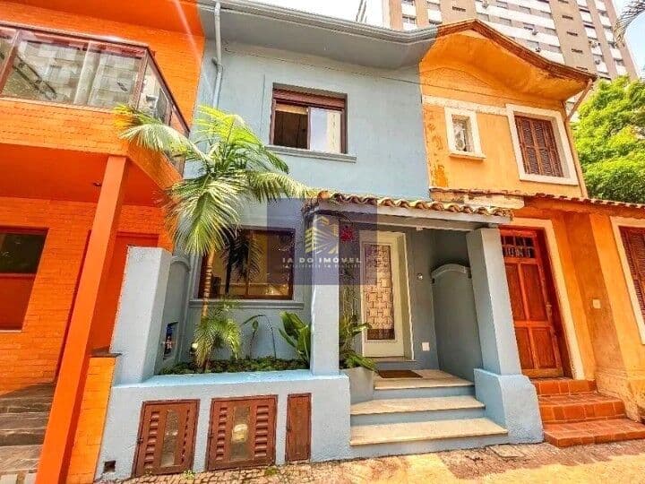 Casa de Vila, Moderna, Em Excelente Localização.