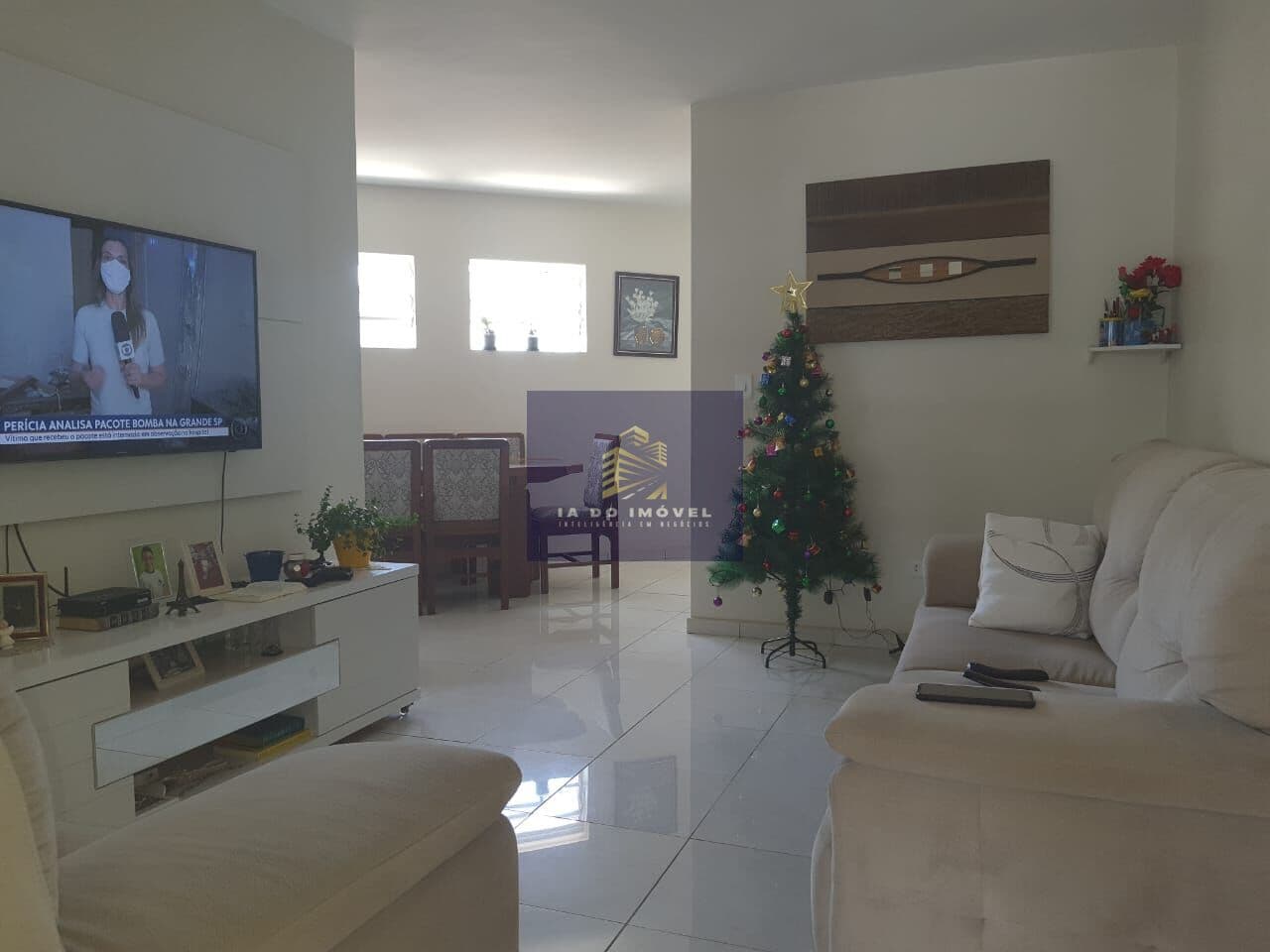 Casa com 2 quartos, 3 vagas, toda modernizada na Cidade Ademat