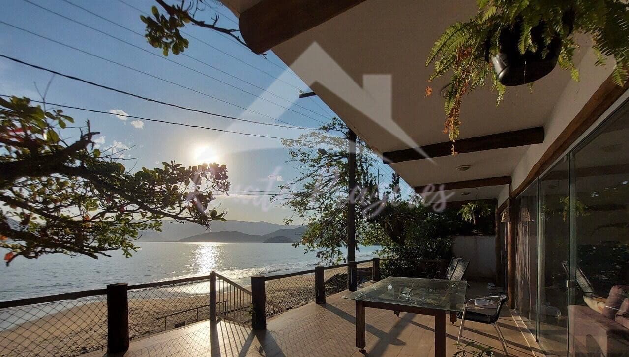 Raridade de casa a venda pe na areia com vista de tirar o folego, por R$2.500.000,00 em Ubatuba/SP.