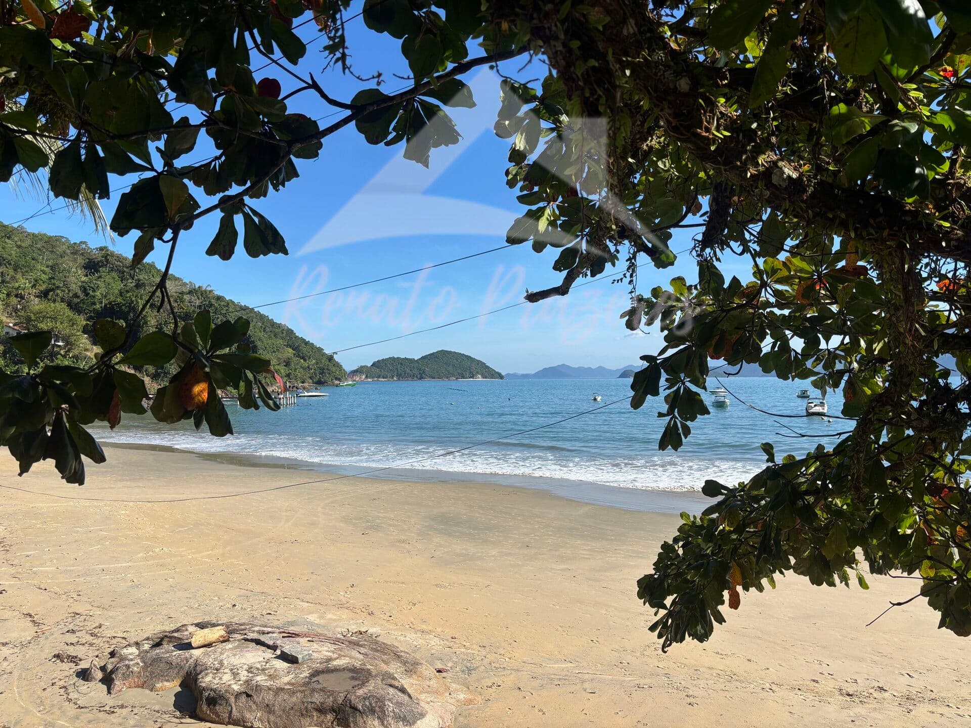 Raridade de casa a venda pe na areia com vista de tirar o folego em Ubatuba/SP.