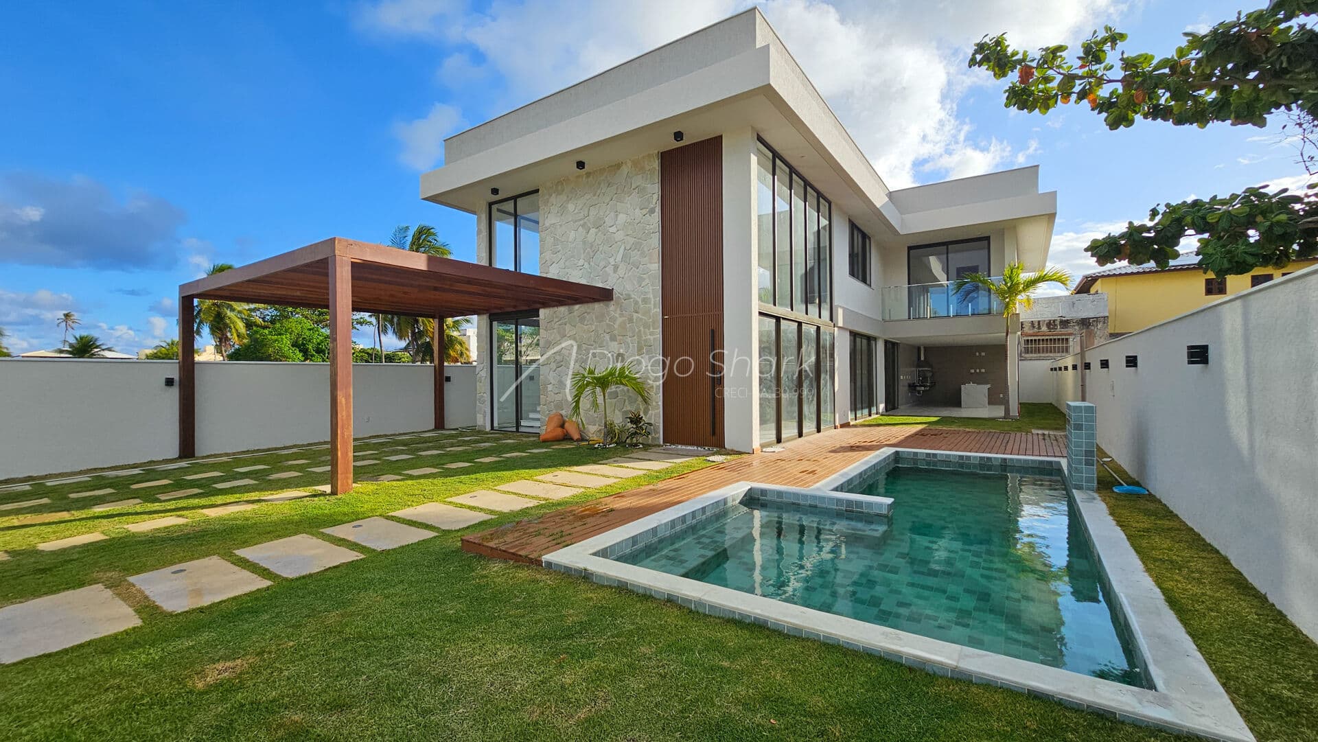Casa em condomínio, 7 suítes, próxima ao mar, em Guarajuba-BA